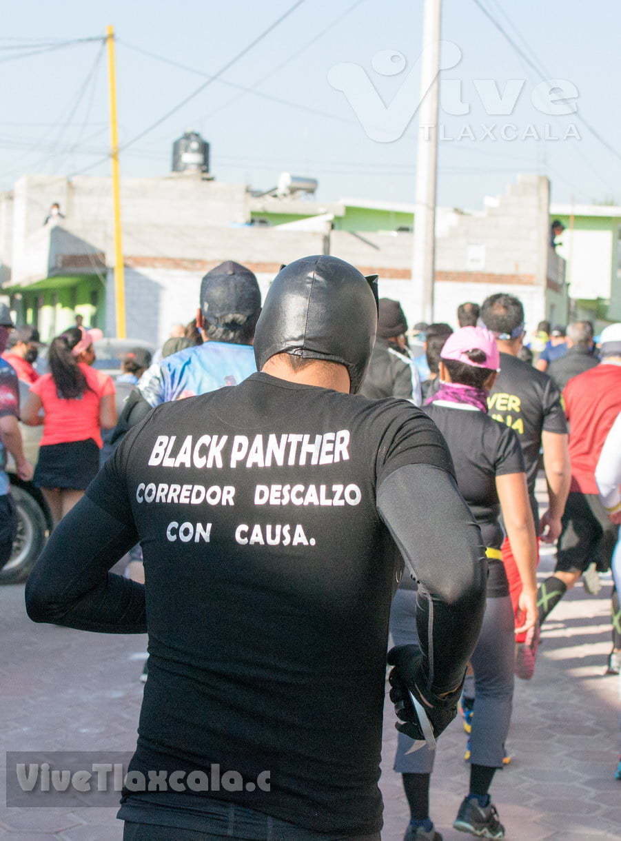 black panther corredor descalzo